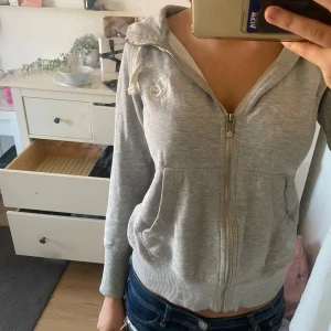 Jätte snygg grå kofta - Bra kvalete lite kort för mig i armarna 