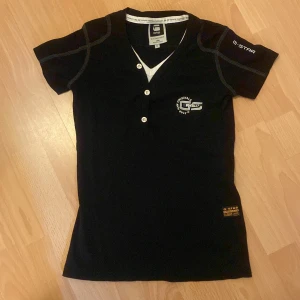 y2k T-shirt - Köpt secondhand på vinted. Inga defekter, säljer eftersom den ej passade. Från märket G-star. Skriv privat vid frågor 😊
