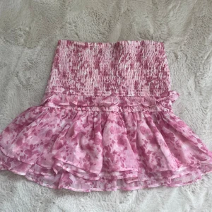 Rosa kjol  - Fin rosa kjol från Gina tricot med resår i midjan, rosa och vitt mönster, storlek XS men skulle säga att den även passar S.  💕💕