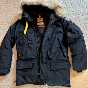 Parajumpers masterpiece  ( herrjacka ) - M/L skulle jag säga att storleken är. Min sambo är bredaxlad därav Large på jackan men han vanligen M och ibland L på vissa hoodies. 