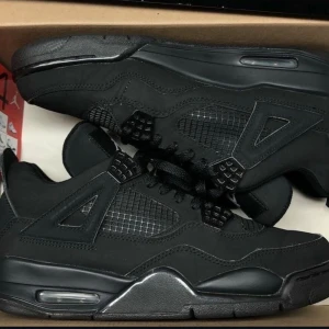 Black cats Jordan 4 - Säljer mina Jordan 4 black cats