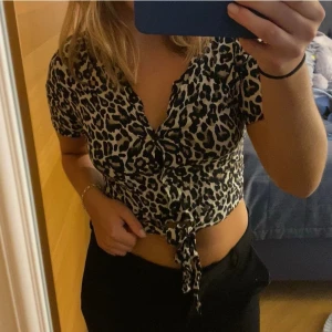 Leopardmönstrad knytblus - Superfin leopardmönstrad blus med knytning framtill. Är i fint skick!💓💓