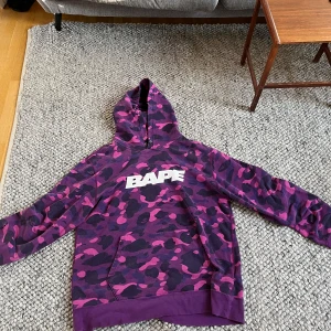 RARE BAPE PULLOVER HOODIE - Rare bape hoodie som är extremt snygg. 100% autentisk. Hålen är meningen det är en del va designen. Sitter jätte litet så passar en xl/2xl