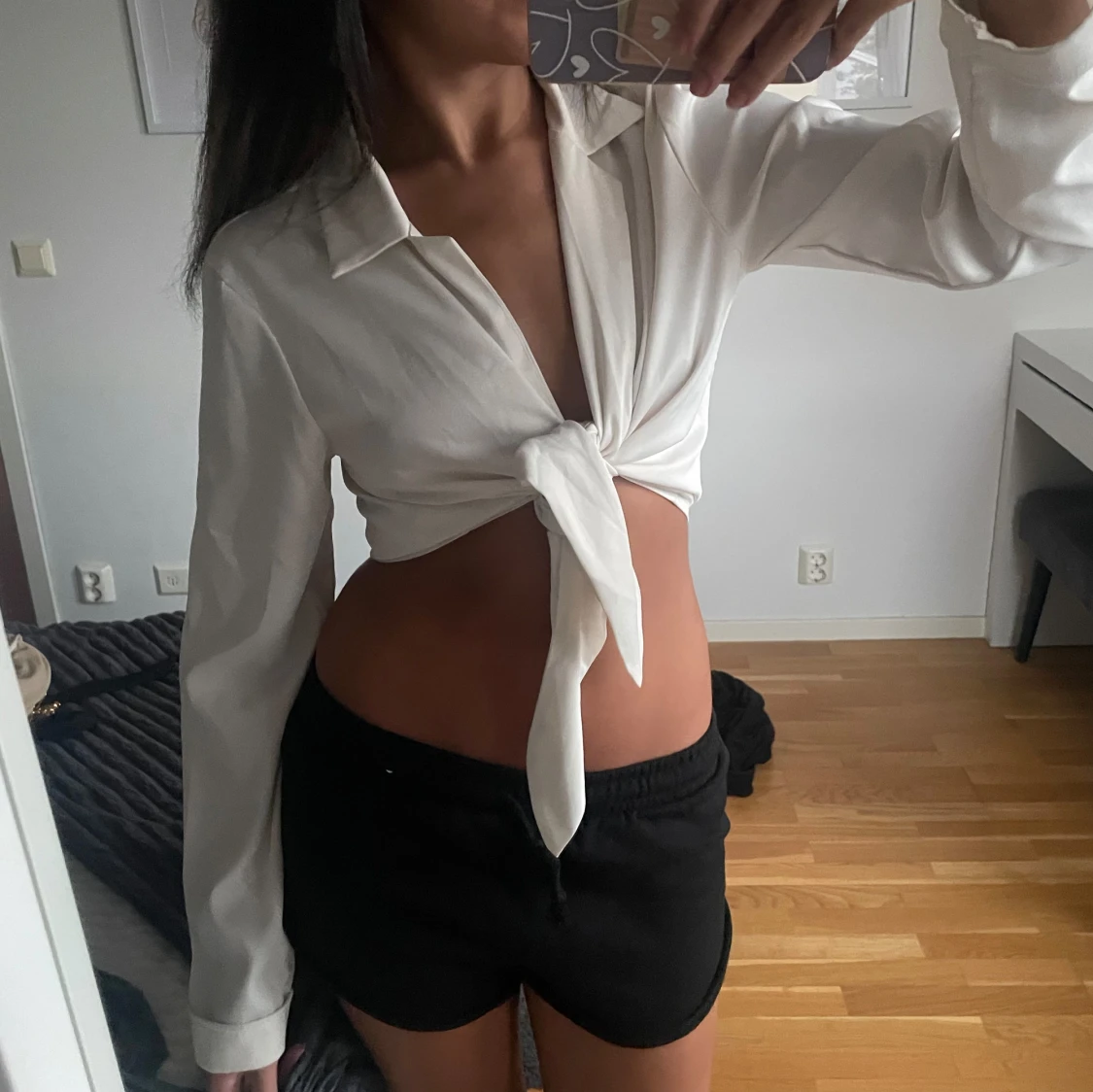 Vit topp med knytdetalj