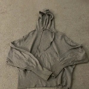 Fin hoodie i bra skick 💕 - Jättefin grå stickad hoodie i bra skick💕 skriv för fler frågor 😊