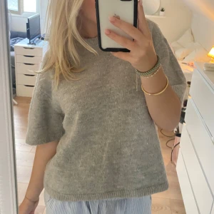 Stickad kortärmad tröja från ginatricot<3 - I nyskick, kan oftast posta samma dag, använd 2-3 gånger! Skriv om ni har frågor <3