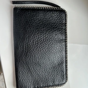 iPad / stor kuvert väska - iPad / stor kuvertväska i skinn material. Liten defekt (sista bild) som inte syns annars fint skick 