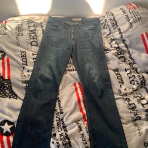 Levis baggy byxor - Levis byxor i bra condition, färgen på dom är jättefin. Dom sitter ganska löst/baggy för er som gillar y2k stilen och streetwear. Storleken på dom är W36/L34. Ifall midjan kanske skulle vara för stor    så går det att lösa med ett bälte👍🏼