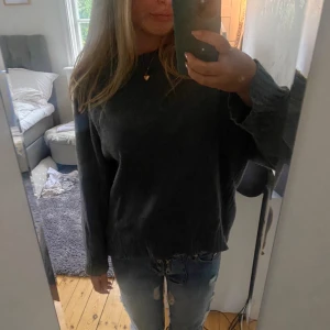 Stickad tröja - Mysig stickad tröja från Massimo dutti! Mörkgrå. Perfekt nu till höst och vinter, kliar inte mm. Använd mycket sällan - inga fläckar, hål, märken osv.🥰🥰