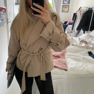 Trenchcoat  - Beige trenchcoat från Nelly. Storlek s/m. Jättefin nu till hösten 
