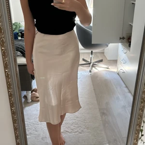 Guldig satinkjol - Aldrig använd!