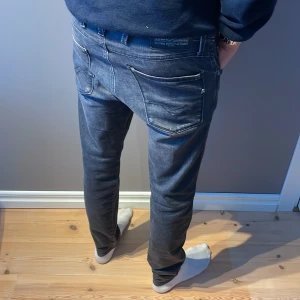Replay Anbass Jeans - Säljer ett par feta Replay jeans i den trendiga modellen ”Anbass”.👖Mörkgrå färg med snygg wash. | Skick: 10/10 | Storlek: W28 L30 | Pris: 849kr | Modellen på bilden är 176 för refferens. Skriv vid minsta fundering😊
