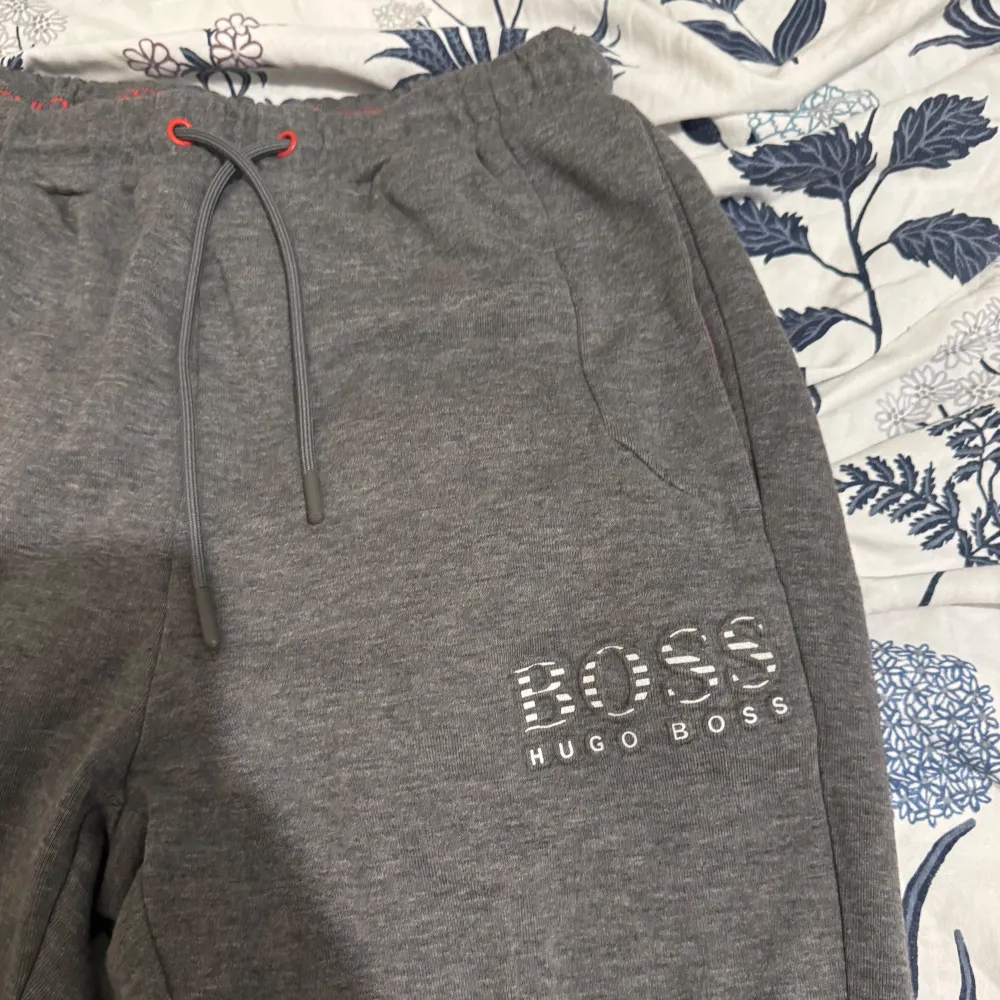 Hugo boss byxor i storlek s. Mycket bra skick.. Jeans & Byxor.