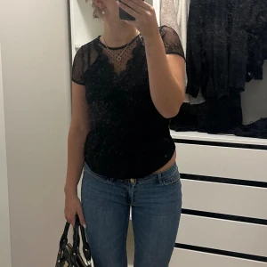 Svart topp - Kortärmad topp med spets🩷står ingen storlek men skulle säga s! 