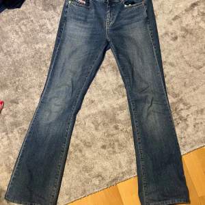 Säljer dessa lågmidjade Diesel jeans som är bootcut. Modellen heter D Ebbey. Använda mycket sparsamt så i väldigt bra skick. Pris kan diskuteras! PS. Uppsydda pga var lite långa 