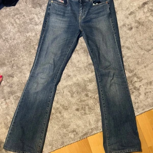 Diesel jeans - Säljer dessa lågmidjade Diesel jeans som är bootcut. Modellen heter D Ebbey. Använda mycket sparsamt så i väldigt bra skick. Pris kan diskuteras! PS. Uppsydda pga var lite långa 