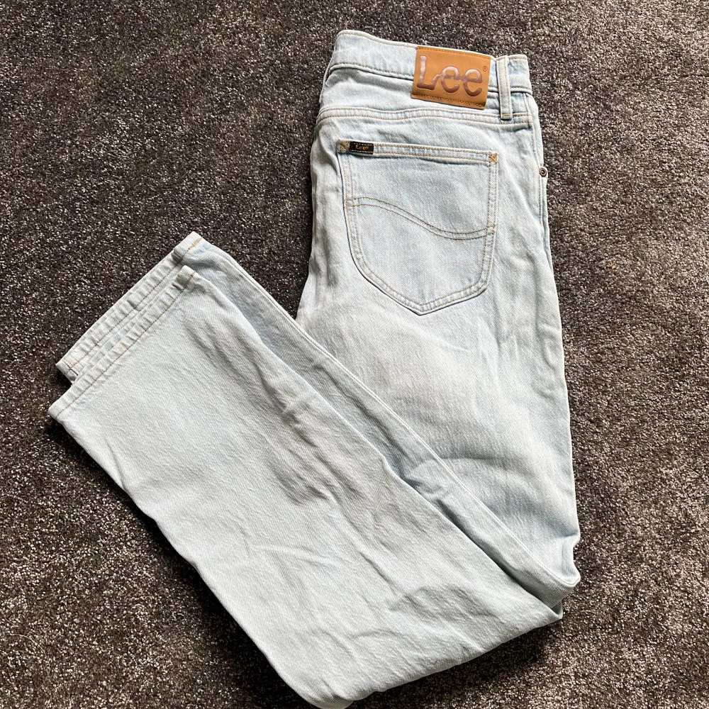 Sjukt snygga lee jeans som ej kommer till användning av mig och är för snygga för att damma i garderoben. Strl:32/32| Modell: raka regular/slim. Några frågor? Hör av dig:) priset är ej hugget i sten.. Jeans & Byxor.