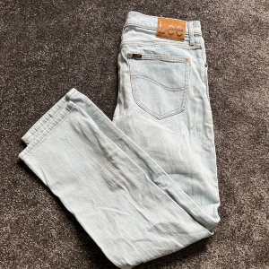 Lee jeans - Sjukt snygga lee jeans som ej kommer till användning av mig och är för snygga för att damma i garderoben. Strl:32/32| Modell: raka regular/slim. Några frågor? Hör av dig:) priset är ej hugget i sten.