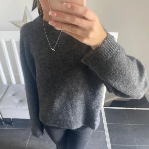 Stickad tröja - Säljer den här fina stickade tröjan från Gina Tricot, bra skick används fåtal gånger💗  Xs men stor i storleken
