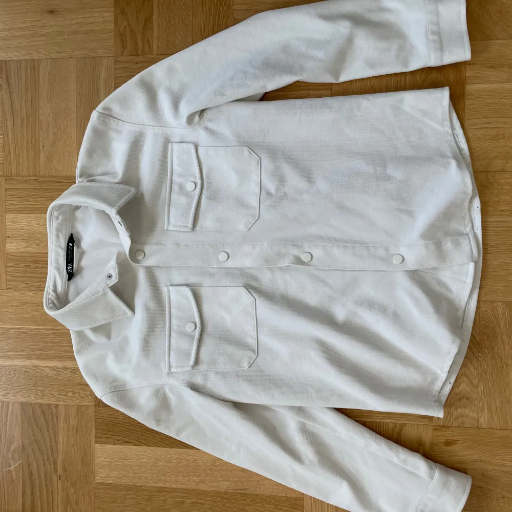 Säljer en stilren vit overshirt från Zara. Perfekt för lager-på-lager under hösten eller våren. Materialet känns robust och är av hög kvalitet.. Skjortor.