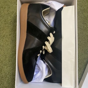 Maison Margiela  - Tjo säljer mina Masion Margiela skor som är helt nya! Stl 44 box och dustbag medföljer! Skriv vid frågor och funderingar! 👌