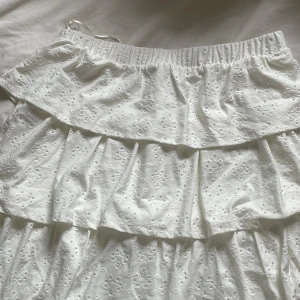Vit kjol från vila - Gullig vit kjol från vila, fint mönster broderi och väldigt somrig❣️