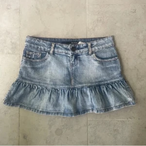 Jeanskjol med volang - Jättefin lågmidjad kjol med volang❣️säljer då jag köpte här på plick men den var lite stor💓