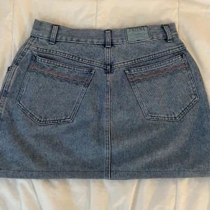 Ljusblå jeanskjol - Jätte snygg jeanskjol som inte längre kommer till användning ! Använd bara ett par gånger. Skriv för frågor💕