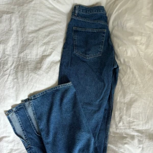 Mango jeans - Blåa jeans från mango med slits nertill. Jätte snygga och är midwaist❣️Storlek 36, nypris 600kr.