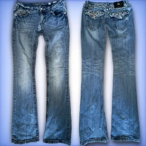 Miss me jeans - Ett par jätte fina bootcut miss me jeans i storleken 27 Jeansen har en del defekter, hör av dig ifall du vill ha bilder😊