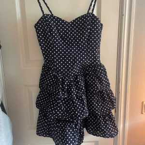 Prickig volang klänning  - Super fin prickig volang klänning 