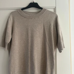 Stickad tröja - Tröja som knappt är använd!