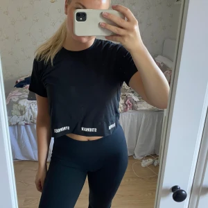 Stronger topp - Träningsstopp från Stronger i fint skick🖤