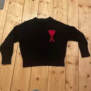 Ami Sweatshirt S/XS - Ami Paris sweatshirt i storlek S(passar xs)  Säljer den då den inte passar mig längre. Såklart äkta🔥  Skriv gärna om ni har några funderingar. Priset går att diskuteras.