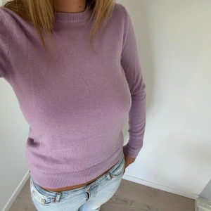 Ljuslila kashmir tröja - Säljer min superfina ljuslila kashmir tröja som är perfekt för både höst och vår💜Den är slutsåld i butik och i bra skick. Perfekt till både jeans och kjol. Pris kan diskuteras💕