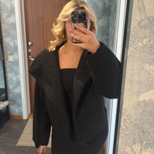 Soft boucle jacket - Kort lite tjockare vår/höst jacka från ginatricot i stl xxs. Lite teddymaterial, har endast testat den. Väldigt stor i storlek, skulle säga mer som xs/s. Är öppen för prissänkning vid snabb affär🤗 Nypris 599kr