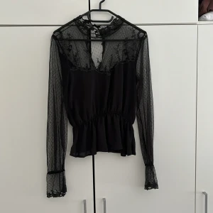 Blus - Super skick, ett pytte litet hål vid kragen