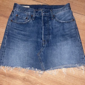 Levi’s jeans kjol  - Säljer min Levi’s jeans för att jag inte har använt den sedan jag köpte den och har bara använt 1-2 gånger.