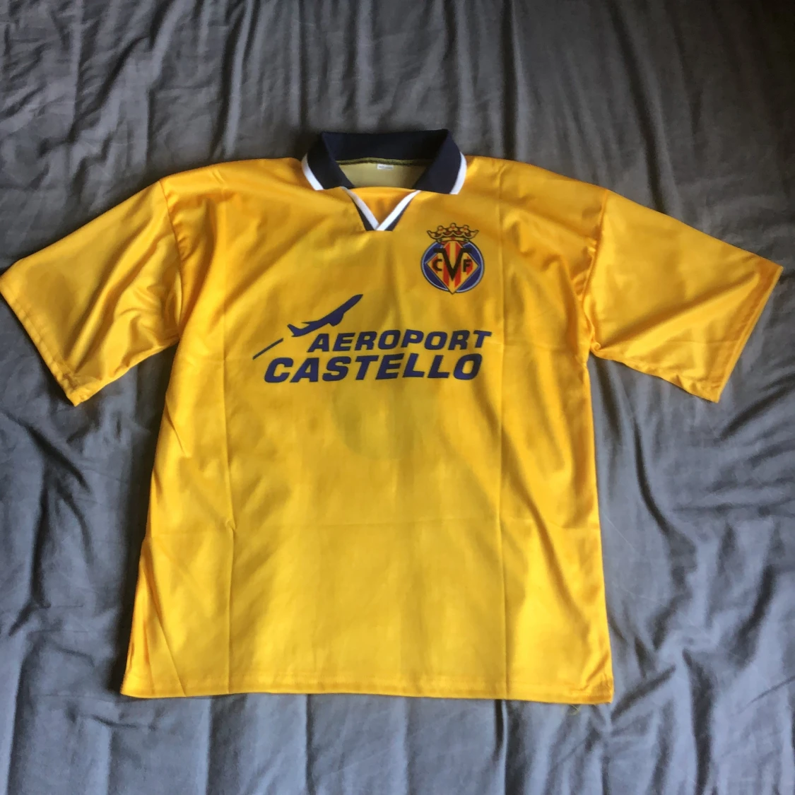 Gul fotbollströja med tryck