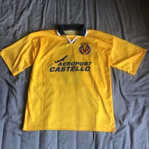 Gul fotbollströja med tryck - Säljer en Villareal tröja med Roman Riquelme på ryggen. Fint skick och knappt använd!