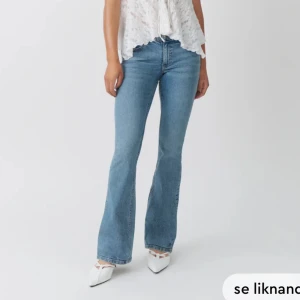 Low bootcut jeans - Säljer ett par snygga blå bootcut jeans. De har en klassisk femficksdesign och är i ett mjukt denimtyg. Perfekta för både vardag och fest!               OBS! Slitage längs ner, se bild 4. Kan ej fixa egna bilder på då de ej passar 🤗💞