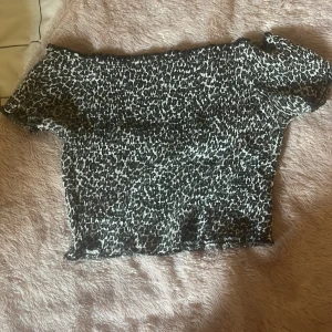 Topp - Leopard färgad topp