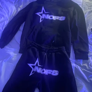 Svart hoodie med NOFS-logga - säljer tracksuiten för att den passar inte mig, har aldrig använt den men den har skön material som kan vara skön att ha på sig den i skolan/hemma 