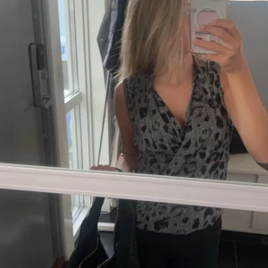 LEOPAD TOPP💖 - Jätte fin topp, säljer då den inte kommit till användning.🥰