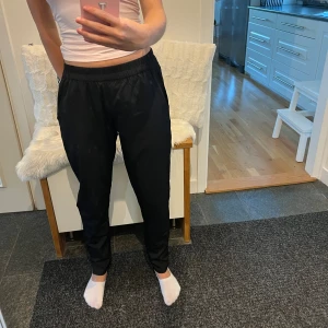Svarta mjukisbyxor - Säljer ett par svarta satinbyxor som är superbekväma. Hör av er vid frågor!