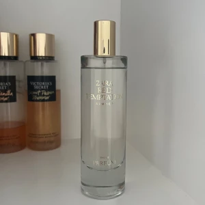 Zara Red Temptation Summer Parfym - Säljer en elegant och fräsch parfym från Zara, Red Temptation Summer. Perfekt för sommaren med en lätt och uppfriskande doft. 