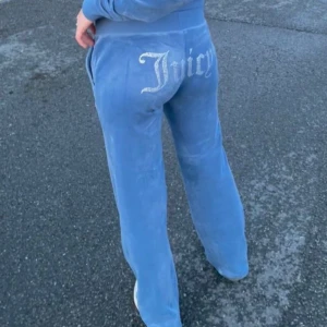 Juicy couture byxor - Og bling juicy couture som ej går att få tag på längre!! Obs,lite missfärgat längst ner (skriv för bilder). Köpta 2020 men inte jätte använda 💕