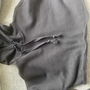 Hoodie - Croppad hoodie från Gina tricot! Köparen står för frakten