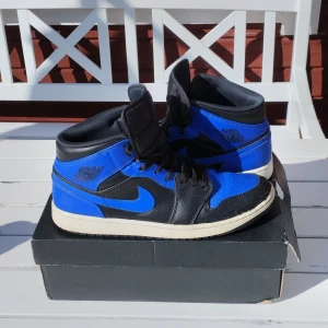 Jordan 1 Mid Hyper Royal Tumbled Leather 554724-077 - Säljer ett par Air Jordans Royal i mycket bra skick med undantag för att lite läder har lossnat vid framkanten av ena skon (se bild 5).