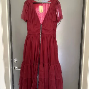 Lace & Beads - Madison Burgundy Bridesmaid Dress - I bought the dress from Lace&Bead's own website. I bought UK12 because it was recommended to buy one size larger in the comments, but it was too big for me. I am normally between EU 36-38.  410 SEK customs fee paid is not reflected in the price.